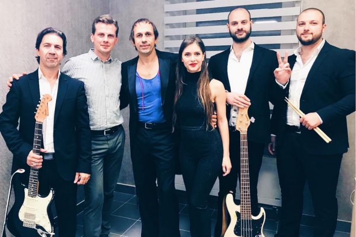 Маурицио Швейцер с агентом и музыкантами после выступления в Казани на ДР спа-комплекса LUCIANO
