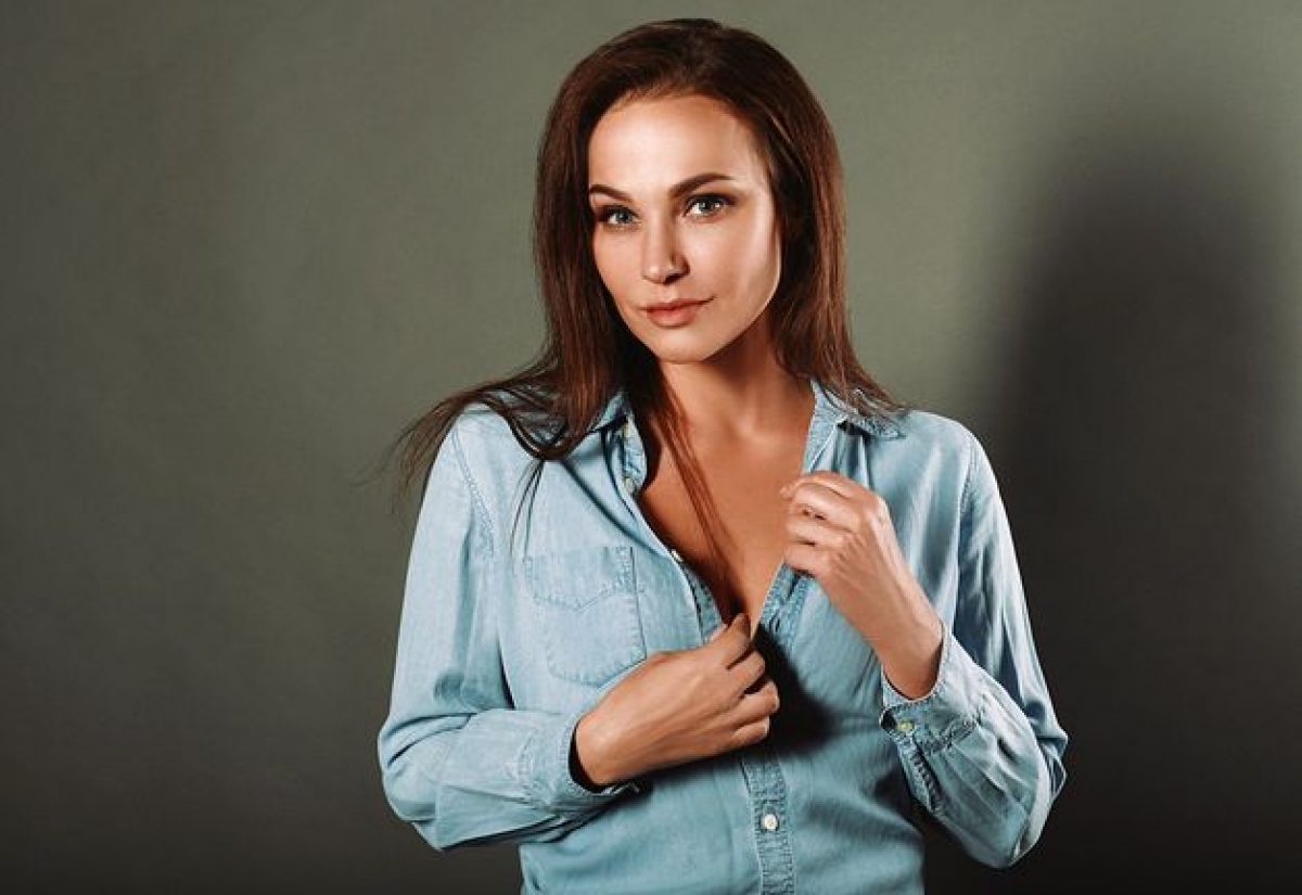 Bazi odamlar uchun jinsiy aloqa qorongu ormondir. Gozal kokrakli qoshni jinsiy aloqa qilish uchun keldi.