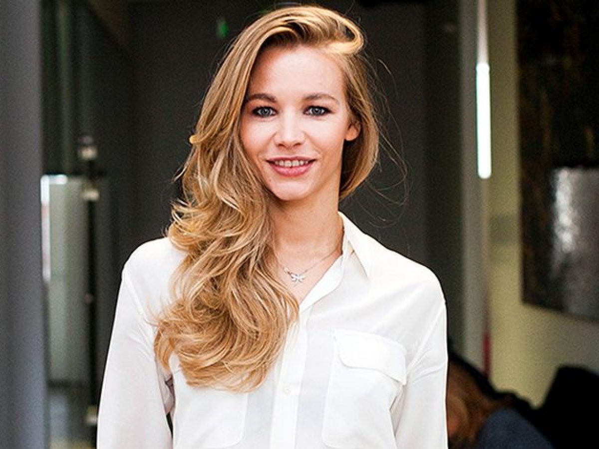 Keksa odam mushukni yalaydi Paypoqda etuk jojalar